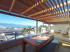 Ursula's Upmarket Apartment - Panoramic Views, Large Patio - Braai, WIFI - DSTV